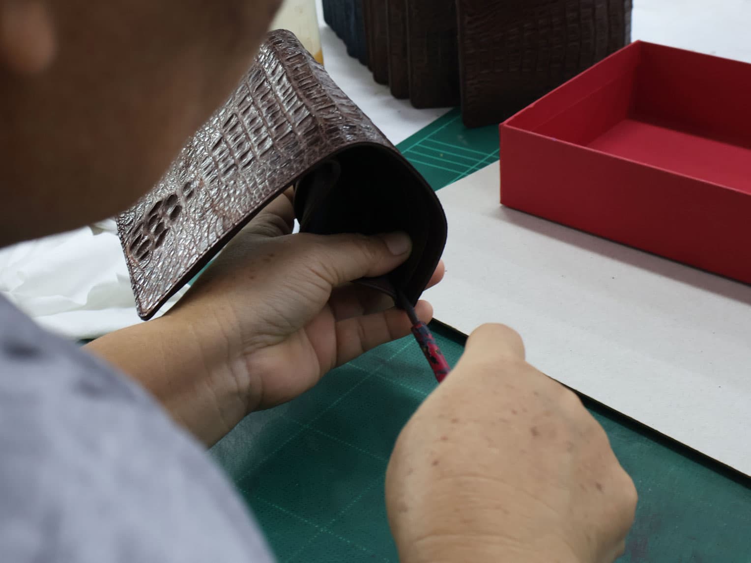 Мастер JewelPelle изготавливает сумку из экзотической кожи в Таиланде